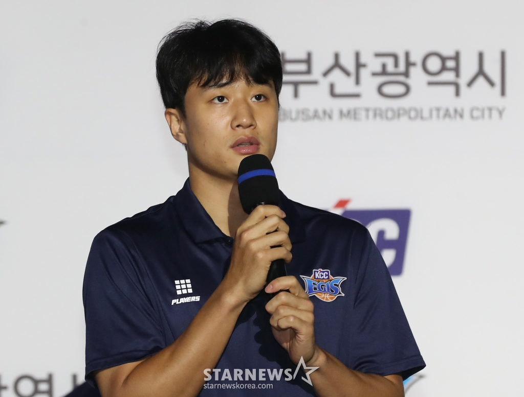 (부산=뉴스1) 윤일지 기자 = 25일 오후 부산 동래구 사직실내체육관에서 열린 KCC이지스 농구단 출정식에서 KCC 허웅이 팬들에게 인사하고 있다. 2023.9.25/뉴스1 Copyright (C) 뉴스1. All rights reserved. 무단 전재 및 재배포, AI학습 이용 금지. /사진=(부산=뉴스1) 윤일지 기자
