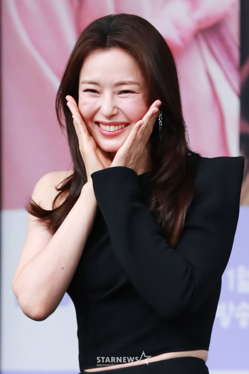 배우 이하늬가 12일 오후 서울 상암동 MBC 골든마우스홀에서 진행된 드라마 '밤에 피는 꽃' 제작발표회에 참석해 포즈를 취하고 있다. '밤에 피는 꽃'은 밤이 되면 담을 넘는 십오 년 차 수절과부 조여화(이하늬 분)와 사대문 안 모두가 탐내는 갓벽남 종사관 박수호(이종원 분)의 담 넘고 선 넘는 아슬아슬 코믹 액션 사극이다. /2024.01.12 /사진=이동훈