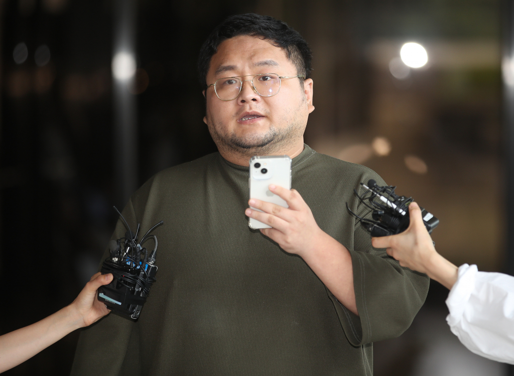 (서울=뉴스1) 임세영 기자 = 구독자 1000만여 명을 보유한 유튜버 쯔양(본명 박정원)의 과거를 폭로하겠다고 협박한 혐의로 고발당한 유튜버 구제역(본명 이준희)이 15일 오후 서울 서초구 서울중앙지검에 자진 출석하며 취재진의 질문에 답하고 있다. 2024.7.15/뉴스1 Copyright (C) 뉴스1. All rights reserved. 무단 전재 및 재배포, AI학습 이용 금지. /사진=(서울=뉴스1) 임세영 기자