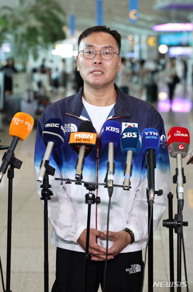 2024 파리올림픽 수영 국가대표 이정훈 감독이 16일 인천국제공항 제2여객터미널에서 출국 전 인터뷰를 하고 있다. /사진=뉴시스