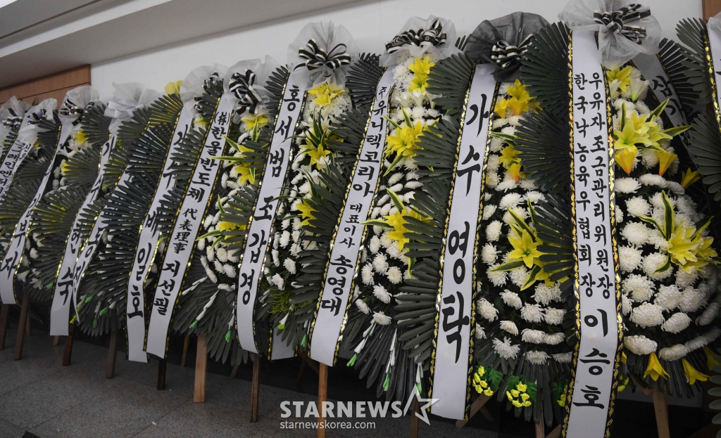 [서울=뉴시스] 사진공동취재단 = 16일 서울 송파구 서울아산병원 장례식장에 고(故) 현철의 빈소가 마련돼 있다. 현철은 지난 15일 지병으로 별세했다. 2024.07.16. photo@newsis.com /사진=류현주