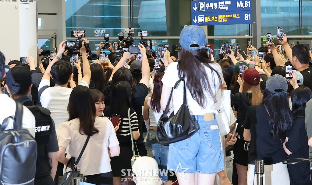 (인천공항=뉴스1) 김진환 기자 = 과잉 경호 논란에 휩싸인 배우 변우석이 홍콩에서 열린 아시아 팬미팅 일정을 마치고 16일 오후 인천국제공항 제2터미널을 통해 입국하고 있다. 변우석의 경호업체는 지난 12일 공항 라운지를 이용하는 다른 이용객에게 강한 플래시를 쏘고 이용객 일부에게 여권 제시를 요구하며 과잉 경호를 해 공항 이용객들에게 불편을 샀다. 이에 변우석의 소속사와 경호업체는 사과했지만, 인천국제공항 측이 사전 협의가 없이 진행됐다는 입장을 전해 다시 논란이 확산했다. 2024.7.16/뉴스1 Copyright & /사진=(인천공항=뉴스1) 김진환 기자