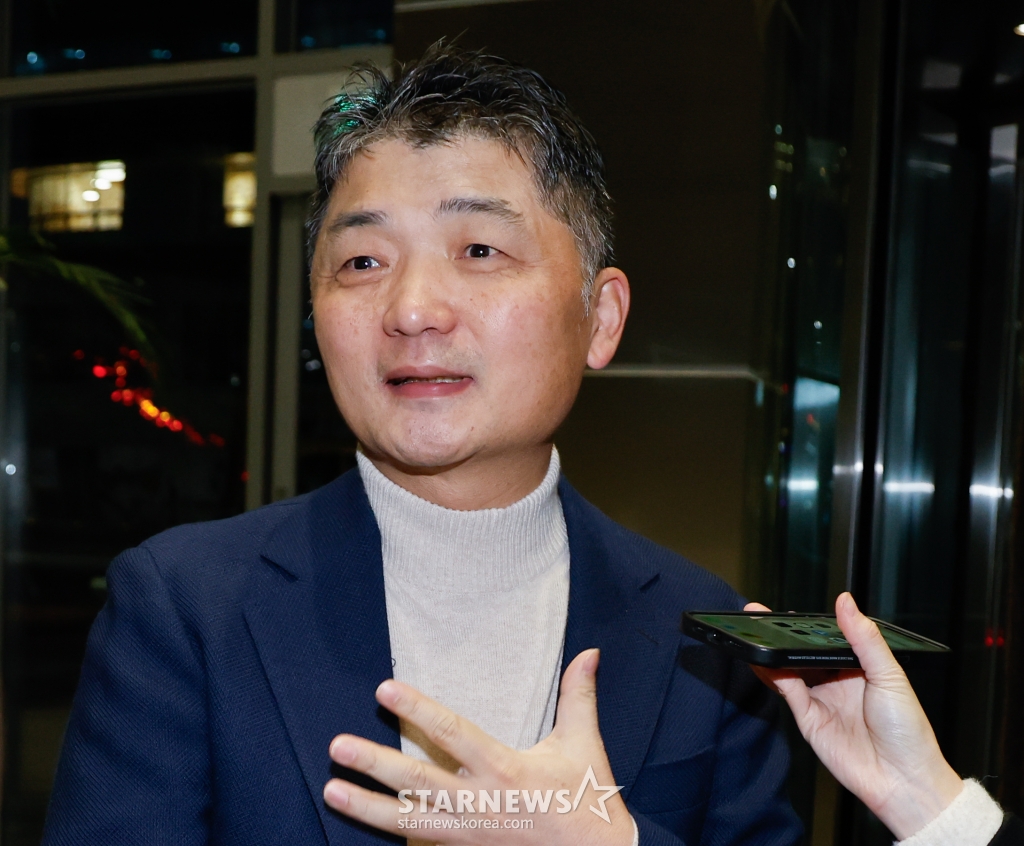 (성남=뉴스1) 안은나 기자 = 김범수 카카오 미래이니셔티브센터장이 13일 오전 경기 성남시 분당구 카카오모빌리티 본사에서 3차 공동체 비상경영회의에 참석하기 전 취재진 질문에 답하고 있다. 2023.11.13/뉴스1 Copyright (C) 뉴스1. All rights reserved. 무단 전재 및 재배포, AI학습 이용 금지. /사진=(성남=뉴스1) 안은나 기자