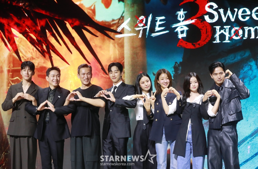 배우김무열, 오정세, 유오성, 진영, 고민시, 이시영, 김시아, 이진욱이 17일 오전 서울 JW 메리어트 동대문 스퀘어에서 진행된 넷플릭스 오리지널 시리즈 '스위트홈' 시즌3 제작발표회에 참석해 포즈를 취하고 있다. 괴물화의 끝이자 신인류의 시작을 비로소 맞이하게 된 세상, 괴물과 인간의 모호한 경계 사이에서 선택의 기로에 놓인 이들의 더 처절하고 절박해진 사투를 그린 넷플릭스 시리즈 '스위트홈' 시즌3은 오는 19일 공개된다. /2024.07.17 /사진=이동훈
