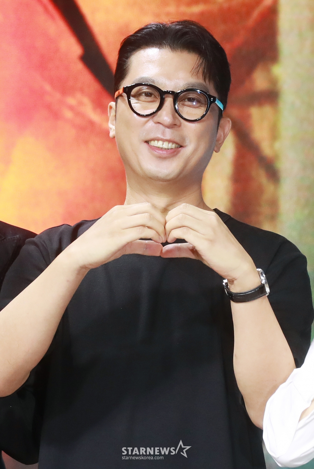 이응복 감독이 17일 오전 서울 JW 메리어트 동대문 스퀘어에서 진행된 넷플릭스 오리지널 시리즈 '스위트홈' 시즌3 제작발표회에 참석해 포즈를 취하고 있다. 괴물화의 끝이자 신인류의 시작을 비로소 맞이하게 된 세상, 괴물과 인간의 모호한 경계 사이에서 선택의 기로에 놓인 이들의 더 처절하고 절박해진 사투를 그린 넷플릭스 시리즈 '스위트홈' 시즌3은 오는 19일 공개된다. /2024.07.17 /사진=이동훈