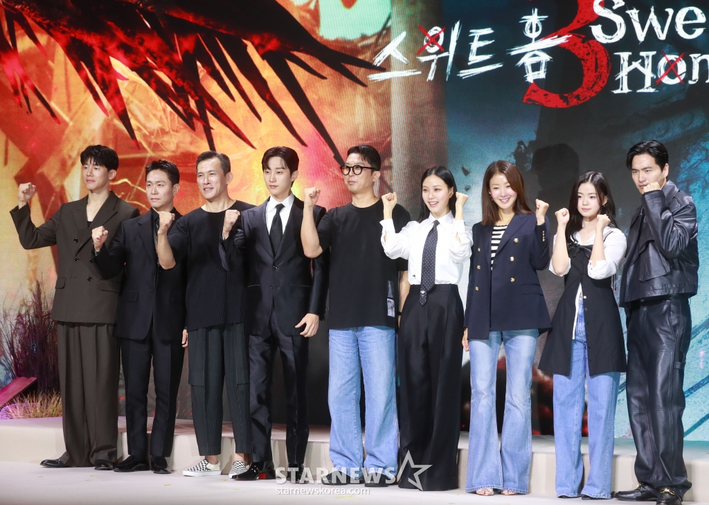 배우 김무열, 오정세, 유오성, 진영, 이응복 감독, 배우 고민시, 이시영, 김시아, 이진욱이 17일 오전 서울 JW 메리어트 동대문 스퀘어에서 진행된 넷플릭스 오리지널 시리즈 '스위트홈' 시즌3 제작발표회에 참석해 포즈를 취하고 있다. 괴물화의 끝이자 신인류의 시작을 비로소 맞이하게 된 세상, 괴물과 인간의 모호한 경계 사이에서 선택의 기로에 놓인 이들의 더 처절하고 절박해진 사투를 그린 넷플릭스 시리즈 '스위트홈' 시즌3은 오는 19일 공개된다. /2024.07.17 /사진=이동훈
