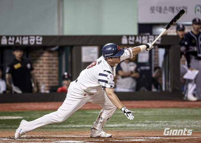 롯데 정훈이 17일 울산 두산전에서 7회 말 1타점 내야땅볼을 기록하고 있다. /사진=롯데 자이언츠 제공