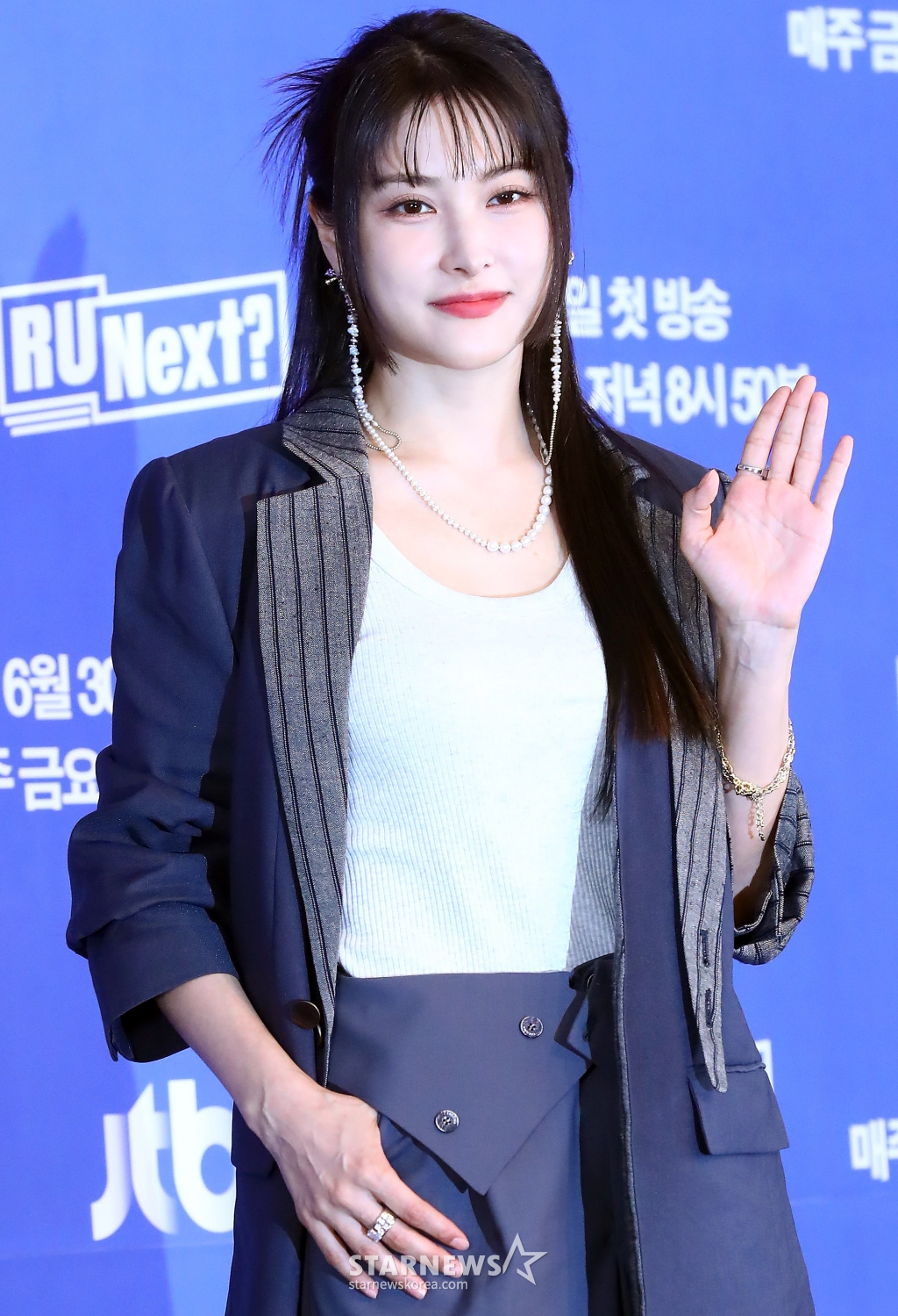 카라 박규리가 30일 오전 서울 마포구 상암동 스탠포드 서울에서 진행된 JTBC 서바이벌 예능 'R U Next?' 제작발표회에 참석해 포즈를 취하고 있다. 'R U Next?'는 하이브와 CJ ENM JV 빌리프랩의 차세대 걸그룹 최종 멤버를 결정하는 프로그램이다. 데뷔를 꿈꾸는 참가자들은 체계적인 커리큘럼 안에서 트레이닝을 받고, 아이돌이 되기 위한 7개의 필수 조건이 담긴 서바이벌 관문을 하나씩 통과하며 자신의 잠재력과 스타성을 증명한다. 2023.06.30