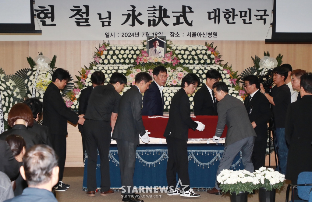 수년간 투병 생활 끝에 별세한 가수 故 현철(본명 강상수) 영결식이 18일 오전 서울 송파구 풍납동 서울아산병원 장례식장에서 진행된 가운데 유해가 운구되고 있다. /2024.07.18 /사진=이동훈