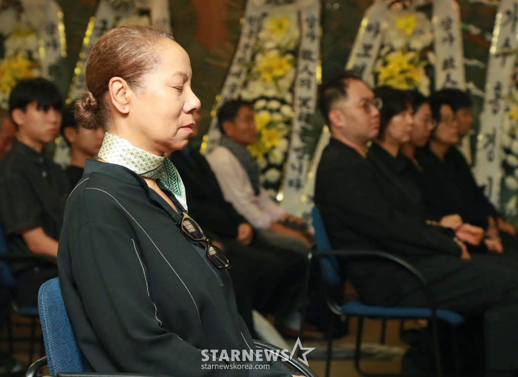 수년간 투병 생활 끝에 별세한 가수 故 현철(본명 강상수) 영결식이 18일 오전 서울 송파구 풍납동 서울아산병원 장례식장에서 진행된 가운데 동료가수 인순이가 슬픔에 잠겨 있다. /2024.07.18 /사진=이동훈
