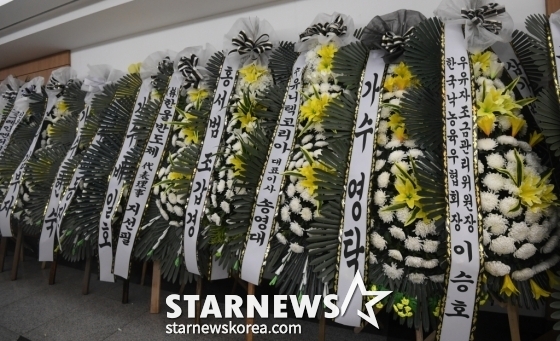 (서울=뉴스1) 사진공동취재단 = 16일 서울아산병원 장례식장 1호실 마련된 가수 고(故) 현철(본명 강상수)의 빈소에 동료 등이 보낸 근조 화환이 놓여 있다. 발인은 오는 19일 오전 8시 20분이며, 장지는 분당추모공원 휴다. 2024.7.16/뉴스1 Copyright (C) 뉴스1. All rights reserved. 무단 전재 및 재배포, AI학습 이용 금지. /사진=(서울=뉴스1) 사진공동취재단