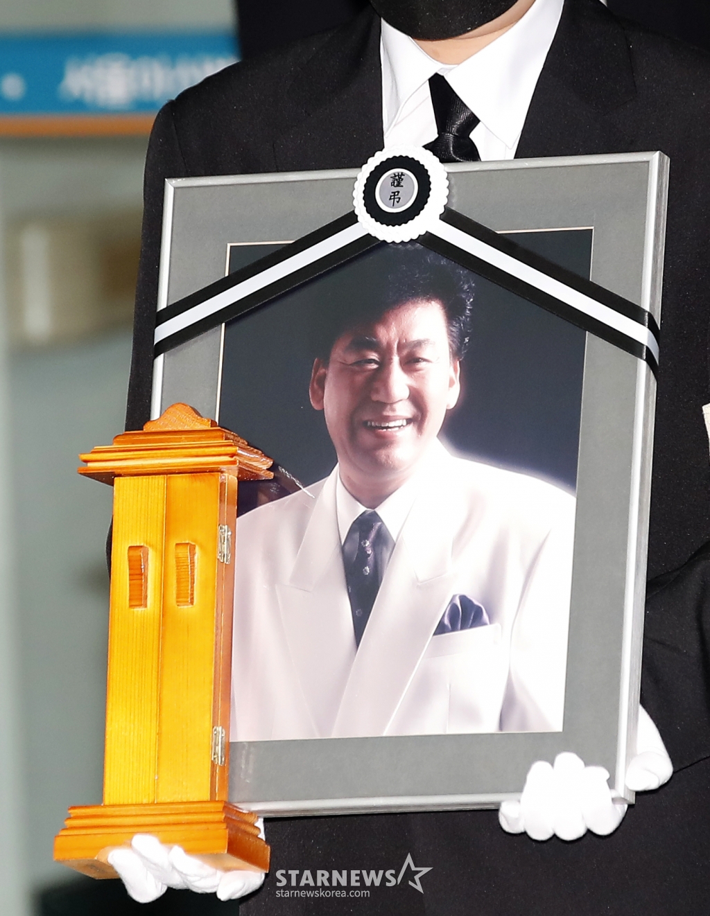 (서울=뉴스1) 권현진 기자 = 가수 고(故) 현철(본명 강상수)의 발인식이 18일 서울 송파구 서울아산병원 장례식장에서 엄수되고 있다. 고인은 지난 15일 밤 오랜 투병 생활 끝에 별세했다. 향년 82세. 고인은 경추 디스크 수술 이후 요양을 이어오다, 결국 안타까운 사망 소식을 전했다. 한편 지난 1942년 태어난 고 현철은 동아대학교 경영학과에 진학했으나 자퇴 후 지난 1969년에 곡 '무정한 그대'로 데뷔했다. 이후 1970년대 부산에서 '현철과 벌떼들'을 결성해 활동하다 1980년대 해체하고 솔로로 전향했다. /사진=(서울=뉴스1) 권현진 기자