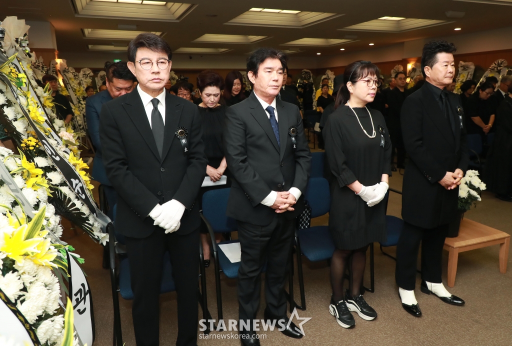 수년간 투병 생활 끝에 별세한 가수 故 현철(본명 강상수) 영결식이 18일 오전 서울 송파구 풍납동 서울아산병원 장례식장에서 진행된 가운데 동료가수 설운도, 배일호, 태진아 등이 애도하고 있다. /2024.07.18 /사진=이동훈