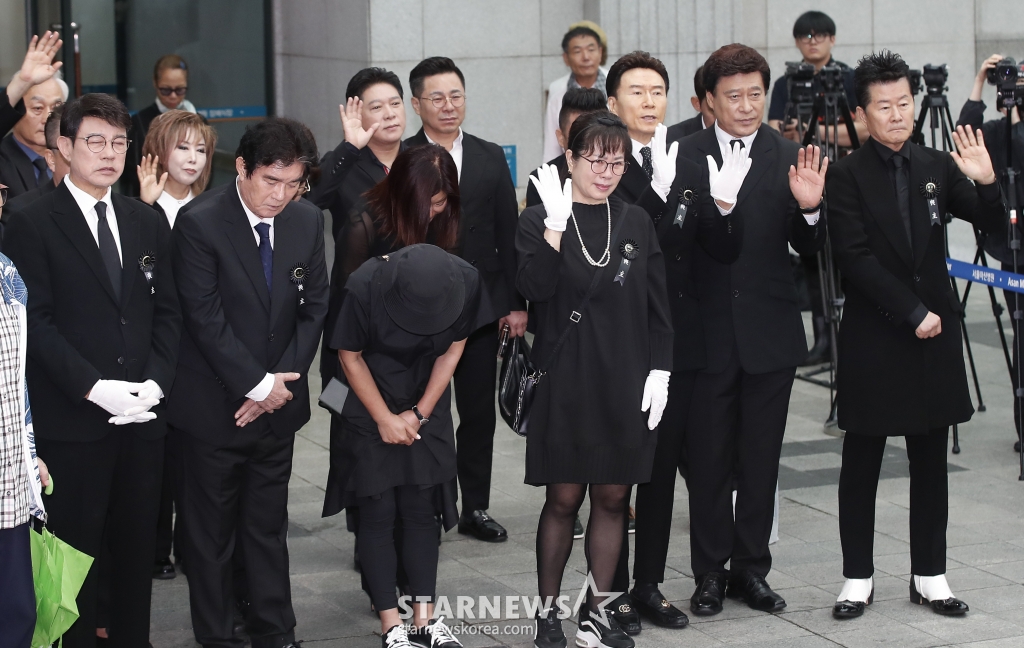 (서울=뉴스1) 권현진 기자 = 가수 고(故) 현철(본명 강상수)의 발인식이 18일 서울 송파구 서울아산병원 장례식장에서 엄수되고있다. 후배 가수들이 고인과 마지막 인사를 나누고 있다. 고인은 지난 15일 밤 오랜 투병 생활 끝에 별세했다. 향년 82세. 고인은 경추 디스크 수술 이후 요양을 이어오다, 결국 안타까운 사망 소식을 전했다. 한편 지난 1942년 태어난 고 현철은 동아대학교 경영학과에 진학했으나 자퇴 후 지난 1969년에 곡 '무정한 그대'로 데뷔했다. 이후 1970년대 부산에서 '현철과 벌떼들'을 결성해 활 /사진=(서울=뉴스1) 권현진 기자