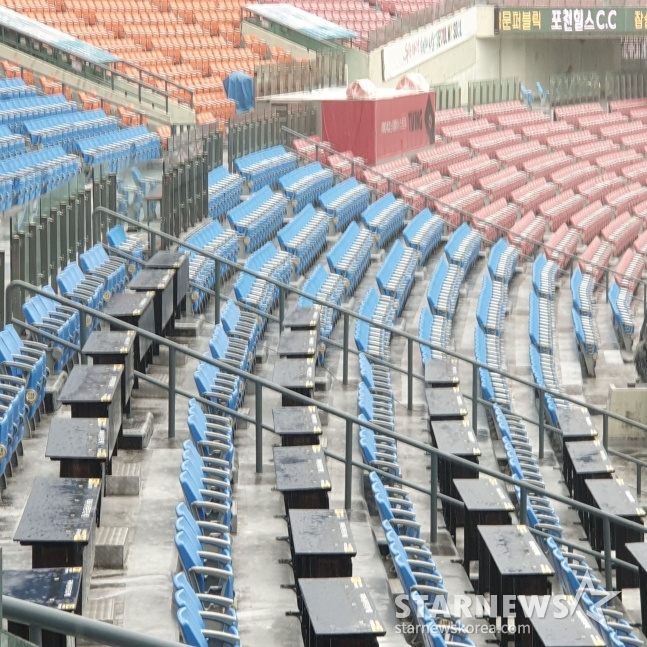 18일 SSG 랜더스와 LG 트윈스의 2024 KBO 신한은행 SOL 뱅크 KBO 리그 정규시즌 경기가 열릴 예정인 잠실야구장. 많은 비로 인해 테이블과 좌석이 젖어 있다. /사진=김동윤 기자