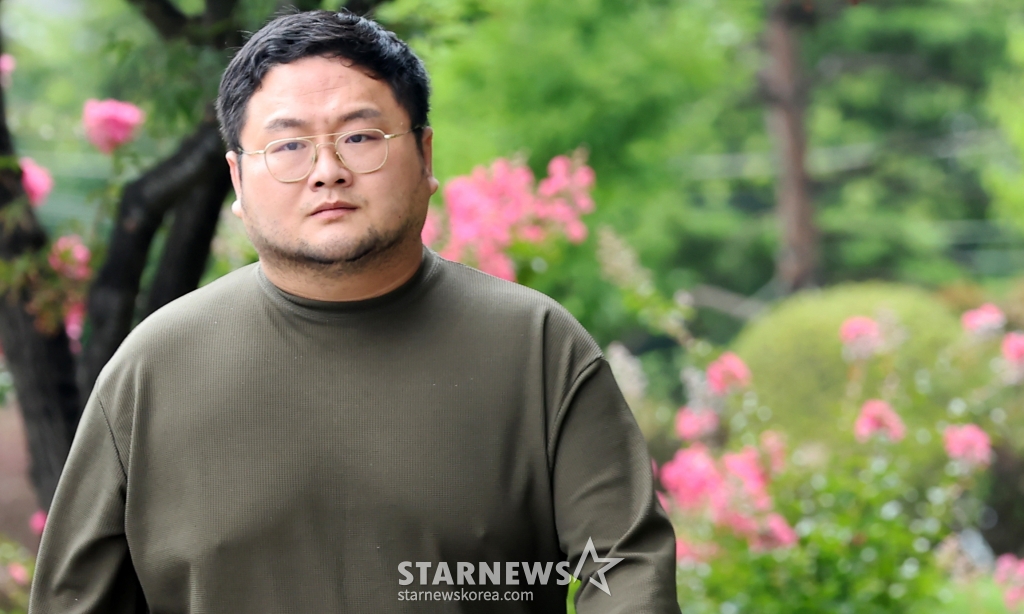 유명 먹방 유튜버 쯔양(박정원)을 협박했다는 의혹으로 고발된 유튜버 구제역(이준희)가 검찰 자진 출석차 15일 서울 서초구 서초동 서울중앙지방검찰청에 출석하고 있다. /사진=임한별(머니S)