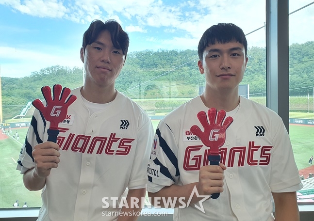 현대모비스 이우석(왼쪽)과 박무빈이 17일 울산 문수야구장에서 열린 두산 베어스와 롯데 자이언츠의 경기를 앞두고 포즈를 취하고 있다. /사진=양정웅 기자