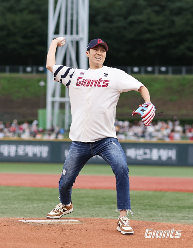 현대모비스 이우석이 17일 울산 두산-롯데전에서 시구를 하고 있다. /사진=롯데 자이언츠 제공