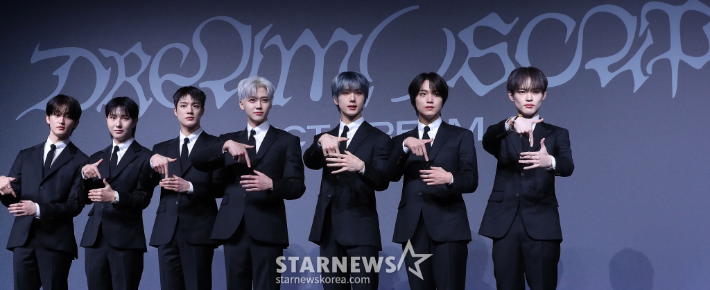 그룹 NCT DREAM(엔시티 드림)이 25일 오후 서울 광진구 그랜드 워커힐 서울에서 진행된 새 앨범 'DREAM( )SCAPE'(드림 이스케이프) 발매 기념 기자간담회에 참석해 포즈를 취하고 있다. NCT DREAM의 이번 앨범 타이틀 곡 'Smoothie'는 808 베이스 라인과 스네어 리듬, 반복되는 챈팅이 만들어내는 그루비함이 인상적인 힙합 댄스 곡으로, 세상의 차가운 시선과 스스로에 대한 부정적인 감정을 모두 'Smoothie'처럼 갈아 마셔버리겠다는 자신감 넘 /사진=김창현