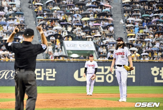 LG 트윈스 케이시 켈리가 20일 잠실 두산전에서 3회 우천으로 중단되자 투구 도중 마운드를 내려오고 있다.
