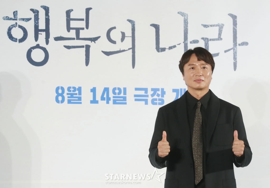 배우 전배수가 22일 오전 서울 롯데시네마 건대입구점에서 진행된 영화 '행복의 나라' 제작발표회에 참석해 포즈를 취하고 있다. /2024.07.22 /사진=이동훈
