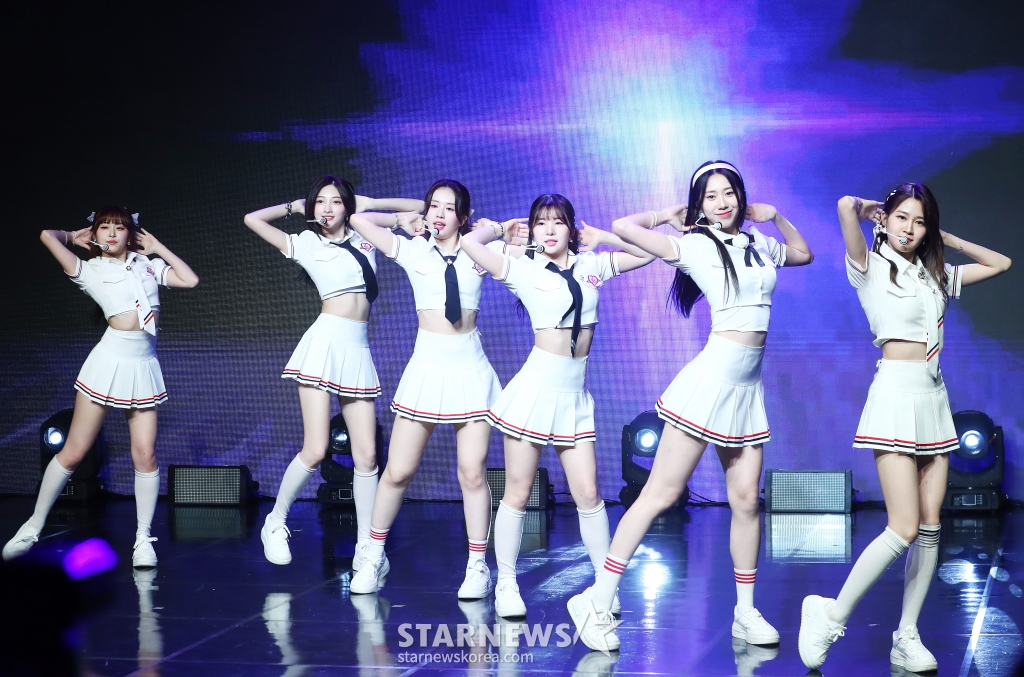 걸그룹 아일리원(ILY:1)이 25일 오후 서울 강남구 청담동 일지아트홀에서 진행된 두 번째 미니 앨범 'New Chapter(뉴 챕터)' 발매 기념 쇼케이스에 참석해 멋진 무대를 선보이고 있다. 아일리원 이번 앨범에는 타이틀곡 'MY COLOR(마이 컬러)'를 비롯해 'Shining Sky(샤이닝 스카이)', '꽃이 피었습니다(Blossom)' 등 총 3곡이 수록됐다. 2023.07.25