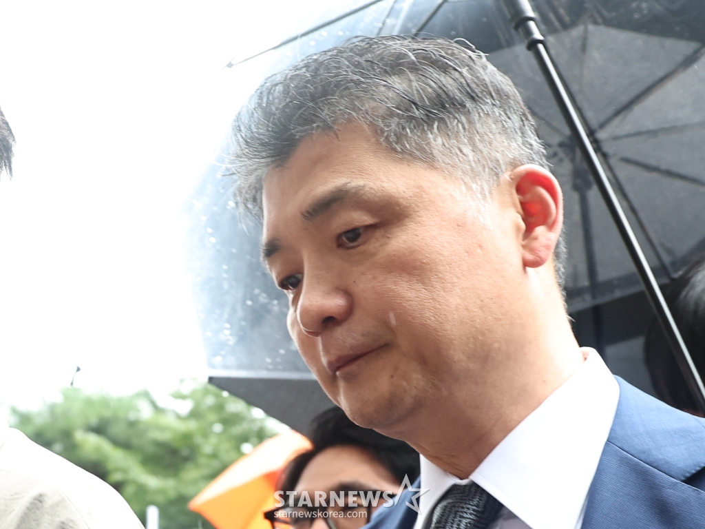 (서울=뉴스1) 구윤성 기자 = SM엔터테인먼트 시세조종 의혹을 받는 김범수 카카오 경영쇄신위원장이 22일 오후 서울 양천구 서울남부지방법원에서 구속 전 피의자심문(영장실질심사)을 받기 위해 출석하고 있다. 김 위원장은 지난해 2월 SM엔터 경영권 인수 당시 경쟁자 하이브의 공개 매수를 방해할 목적으로 하이브의 공개매수가(12만 원)보다 높게 설정·고정해 시세를 조종했다는 혐의를 받는다. 2024.7.22/뉴스1 Copyright (C) 뉴스1. All rights reserved. 무단 전재 및 재배포, AI학습 이 /사진=(서울=뉴스1) 구윤성 기자