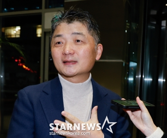 (성남=뉴스1) 안은나 기자 = 김범수 카카오 미래이니셔티브센터장이 13일 오전 경기 성남시 분당구 카카오모빌리티 본사에서 3차 공동체 비상경영회의에 참석하기 전 취재진 질문에 답하고 있다. 2023.11.13/뉴스1 Copyright (C) 뉴스1. All rights reserved. 무단 전재 및 재배포, AI학습 이용 금지. /사진=(성남=뉴스1) 안은나 기자