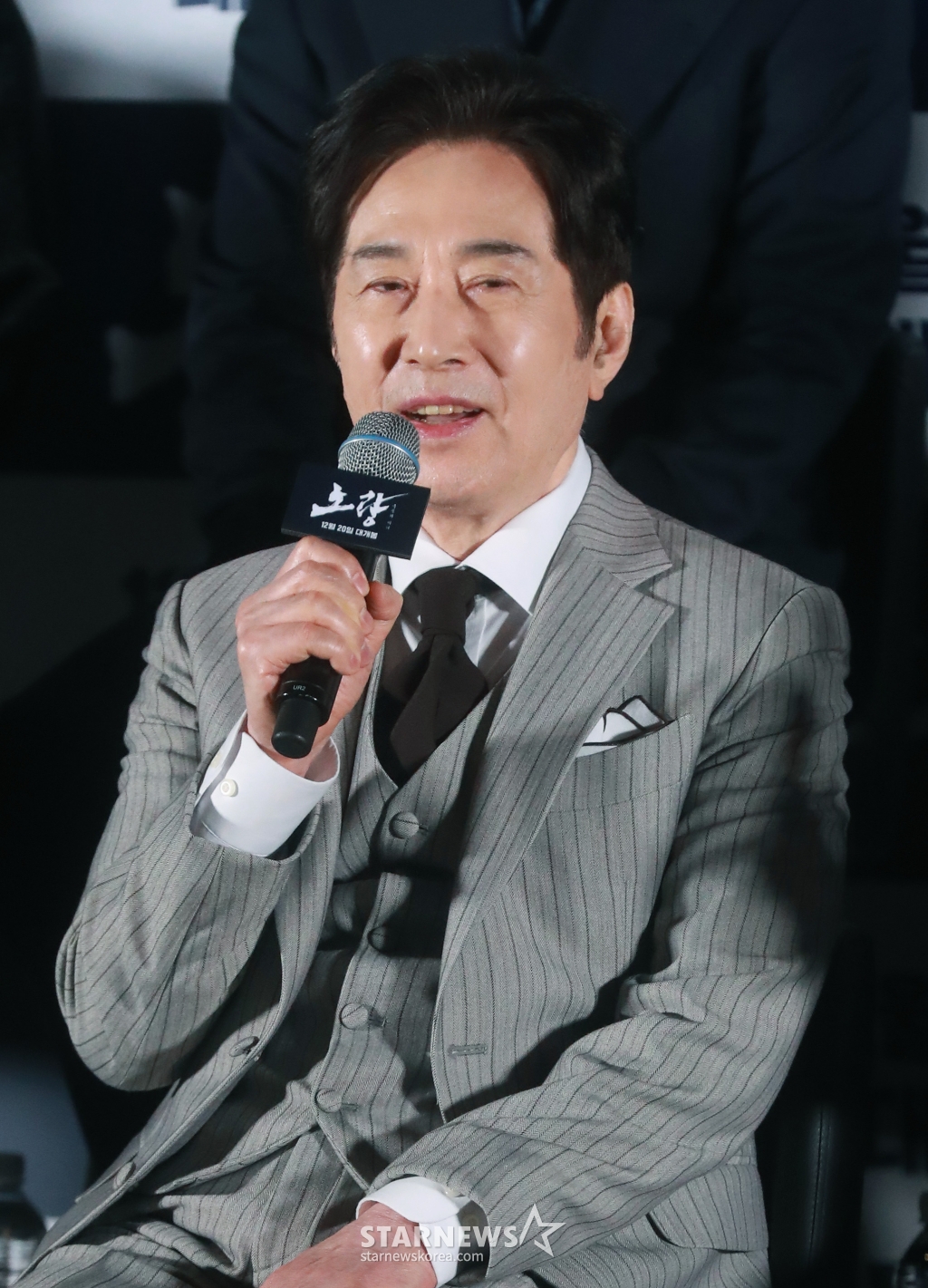 배우 백윤식이 12일 오후 서울 롯데시네마 월드타워점에서 진행된 영화 '노량: 죽음의 바다'(감독 김한민) 언론시사회 및 기자간담회에 참석해 질문에 답하고 있다. /2023.12.12 /사진=이동훈