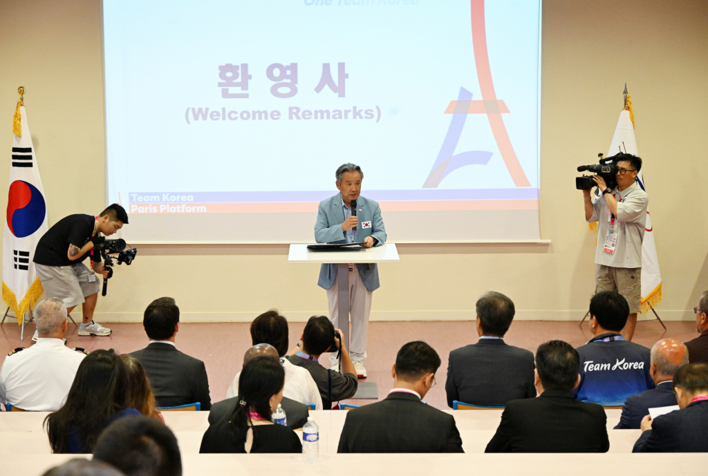 21일(현지 시각) 프랑스 파리에서 열린 팀 코리아 파리 플랫폼의 오픈데이 행사에서 이기흥 대한체육회장이 환영사를 하고 있다. /사진=대한체육회 제공