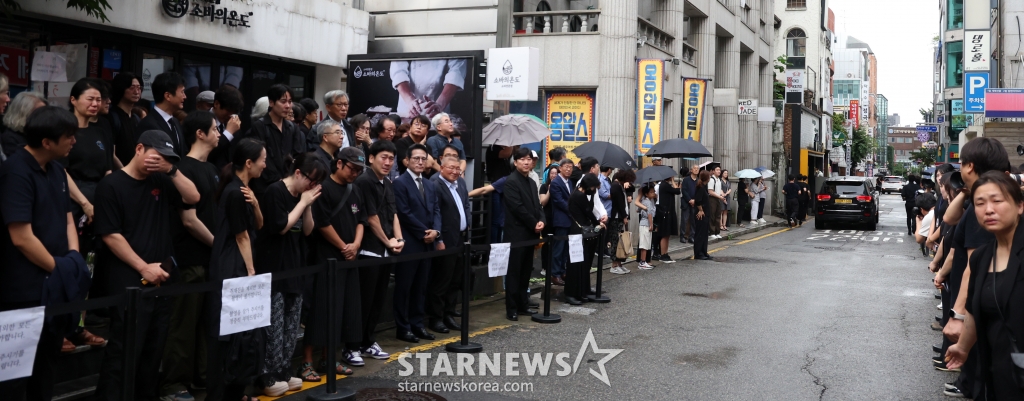 (서울=뉴스1) 김명섭 기자 = 20일 서울 종로구 대학로 아르코 꿈밭극장(옛 학전)에서 열린 고 김민기의 노제에서 지인들이 떠나는 운구차량을 보며 슬퍼하고 있다. 2024.7.24/뉴스1 Copyright (C) 뉴스1. All rights reserved. 무단 전재 및 재배포, AI학습 이용 금지. /사진=(서울=뉴스1) 김명섭 기자