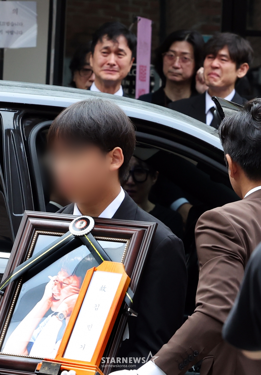 (서울=뉴스1) 김명섭 기자 = 20일 서울 종로구 대학로 아르코 꿈밭극장(옛 학전)에서 열린 고 김민기의 노제에서 고인의 영정이 운구되자 배우 설경구, 장현성이 슬퍼하고 있다. 2024.7.24/뉴스1 Copyright (C) 뉴스1. All rights reserved. 무단 전재 및 재배포, AI학습 이용 금지. /사진=(서울=뉴스1) 김명섭 기자