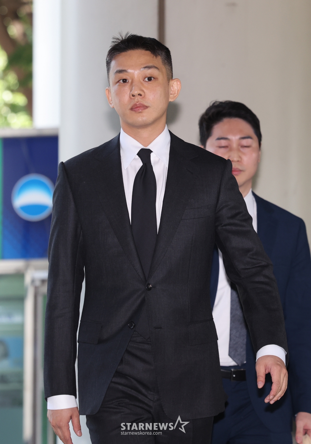 (서울=뉴스1) 박지혜 기자 = 마약 투약 혐의를 받는 배우 유아인(본명 엄홍식)이 18일 오후 서울 서초구 서울중앙지법에서 열린 6차 공판에 출석하고 있다. 유아인은 지난 2020년 9월부터 2022년 3월까지 미용 시술을 위한 수면 마취를 가장하는 방식 등으로 181차례에 걸쳐 프로포폴 등을 상습 투약한 혐의를 받고 있다. 앞서 열린 공판에서 유아인 측은 프로포폴, 대마 혐의만 일부 인정했다. 대마 흡연 교사, 증거 인멸 교사 혐의에 대해서는 인정하지 않았다. 2024.6.18/뉴스1 Copyright (C) 뉴스1 /사진=(서울=뉴스1) 박지혜 기자