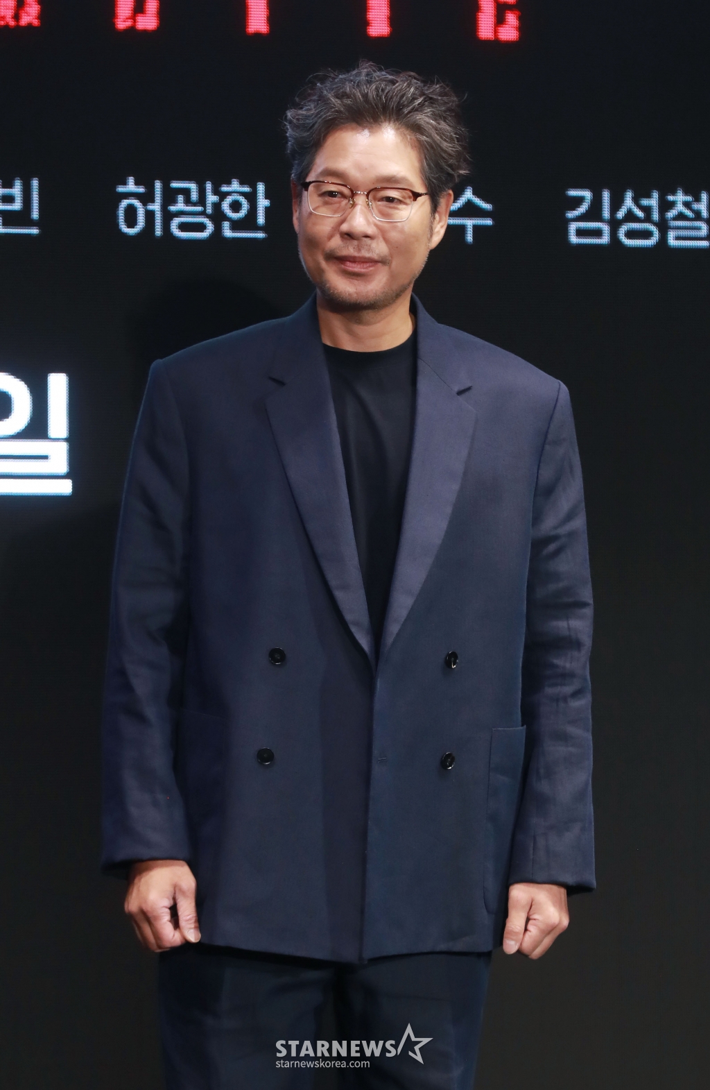 배우 유재명이 24일 오전 서울 여의도 콘래드 호텔에서 진행된 디즈니+ 오리지널 시리즈 '노웨이아웃: 더 룰렛' 제작발표회에 참석해 포즈를 취하고 있다. 희대의 흉악범이 출소하자 200억 원의 현상금을 건 '공개살인청부'가 벌어지는 가운데, ‘죽이려는 자’와 ‘살아남으려는 자’ 사이에서 펼쳐지는 대결을 그린 '노웨이아웃: 더 룰렛'은 오는 31일 공개된다. /2024.07.24 /사진=이동훈