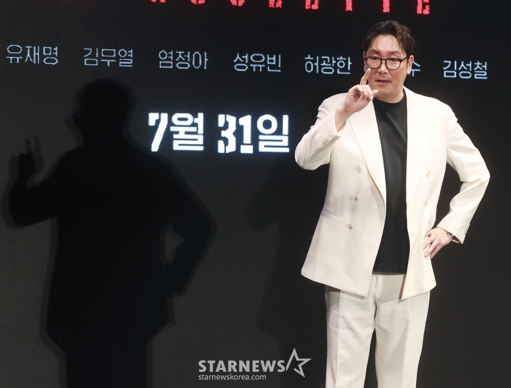 배우 조진웅이 24일 오전 서울 여의도 콘래드 호텔에서 진행된 디즈니+ 오리지널 시리즈 '노웨이아웃: 더 룰렛' 제작발표회에 참석해 포즈를 취하고 있다. 희대의 흉악범이 출소하자 200억 원의 현상금을 건 '공개살인청부'가 벌어지는 가운데, ‘죽이려는 자’와 ‘살아남으려는 자’ 사이에서 펼쳐지는 대결을 그린 '노웨이아웃: 더 룰렛'은 오는 31일 공개된다. /2024.07.24 /사진=이동훈