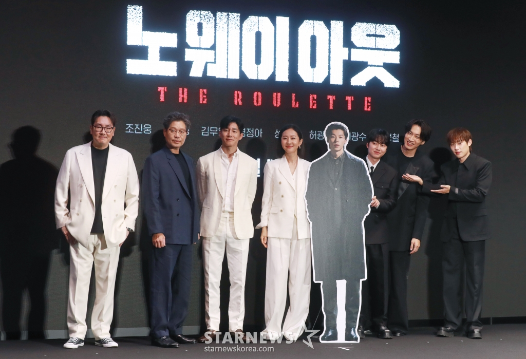 배우 조진웅, 유재명, 김무열, 염정아, 성유빈, 이광스, 김성철이 24일 오전 서울 여의도 콘래드 호텔에서 진행된 디즈니+ 오리지널 시리즈 '노웨이아웃: 더 룰렛' 제작발표회에 참석해 포즈를 취하고 있다. 희대의 흉악범이 출소하자 200억 원의 현상금을 건 '공개살인청부'가 벌어지는 가운데, ‘죽이려는 자’와 ‘살아남으려는 자’ 사이에서 펼쳐지는 대결을 그린 '노웨이아웃: 더 룰렛'은 오는 31일 공개된다. /2024.07.24 /사진=이동훈