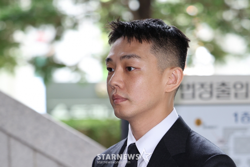 (서울=뉴스1) 신웅수 기자 = 마약 투약 혐의를 받는 배우 유아인(본명 엄홍식)이 24일 오후 서울 서초구 서울중앙지법에서 열린 공판에 출석하고 있다.  유아인은 지난 2020년 9월부터 2022년 3월까지 미용 시술을 위한 수면 마취를 가장하는 방식 등으로 181차례에 걸쳐 프로포폴 등을 상습 투약한 혐의를 받고 있다. 2024.7.24/뉴스1  Copyright (C) 뉴스1. All rights reserved. 무단 전재 및 재배포,  AI학습 이용 금지. /사진=(서울=뉴스1) 신웅수 기자
