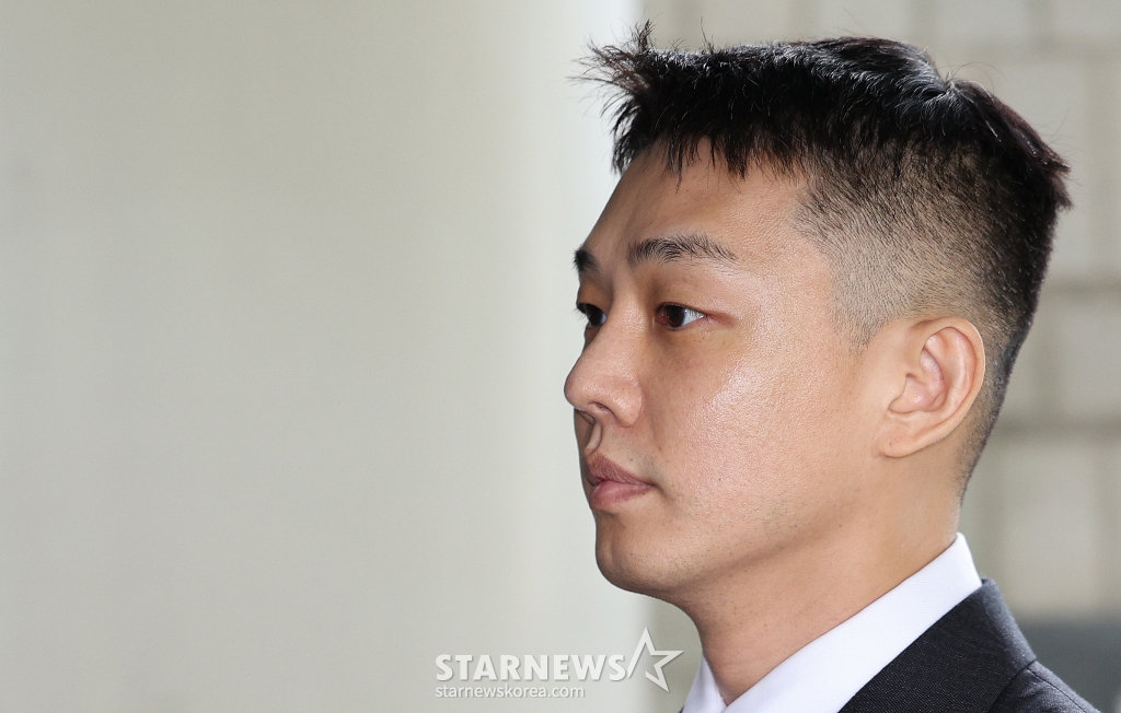 (서울=뉴스1) 신웅수 기자 = 마약 투약 혐의를 받는 배우 유아인(본명 엄홍식)이 24일 오후 서울 서초구 서울중앙지법에서 열린 공판에 출석하고 있다. 유아인은 지난 2020년 9월부터 2022년 3월까지 미용 시술을 위한 수면 마취를 가장하는 방식 등으로 181차례에 걸쳐 프로포폴 등을 상습 투약한 혐의를 받고 있다. 2024.7.24/뉴스1 Copyright (C) 뉴스1. All rights reserved. 무단 전재 및 재배포, AI학습 이용 금지. /사진=(서울=뉴스1) 신웅수 기자