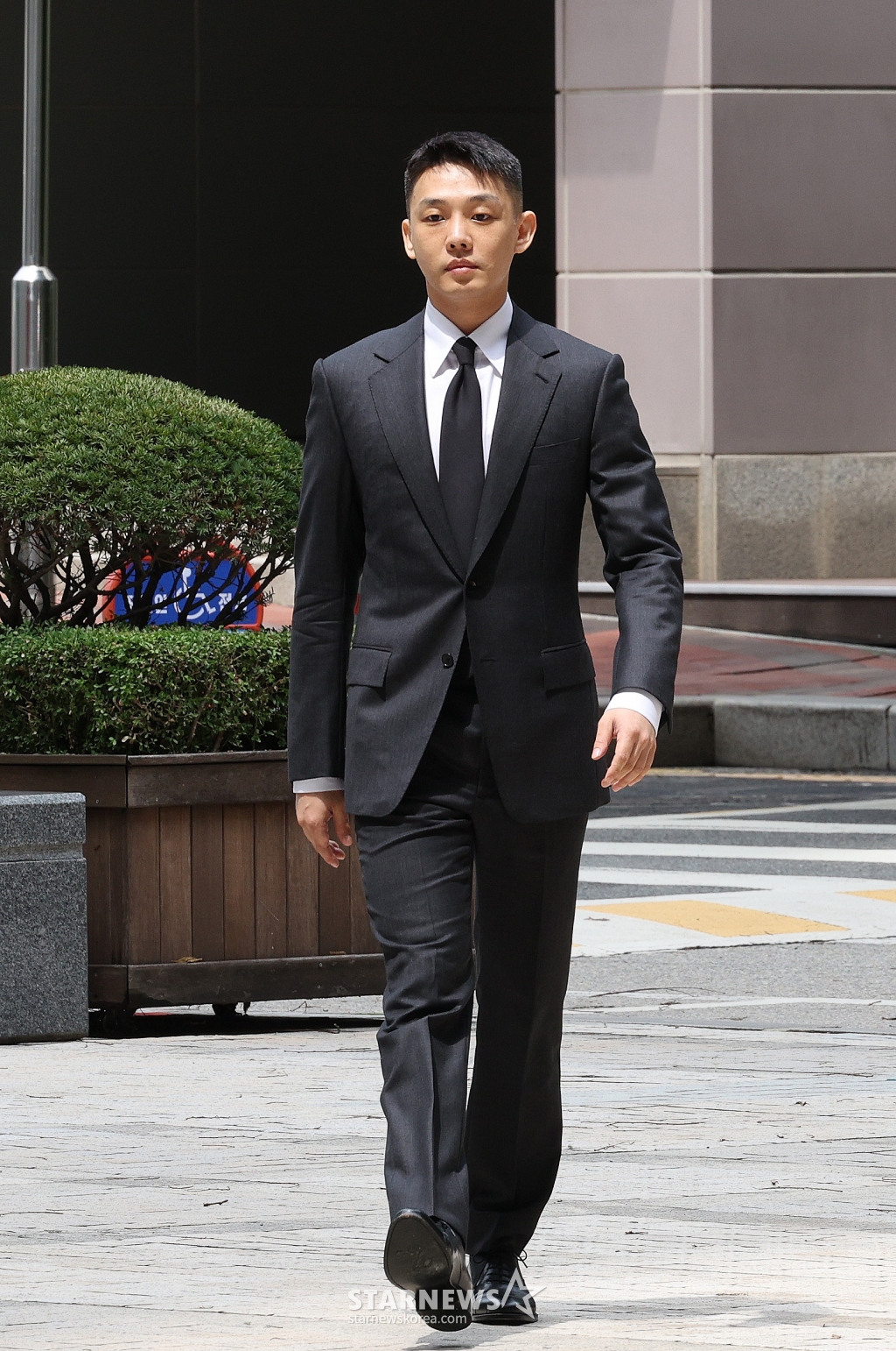 (서울=뉴스1) 신웅수 기자 = 마약 투약 혐의를 받는 배우 유아인(본명 엄홍식)이 24일 오후 서울 서초구 서울중앙지법에서 열린 공판에 출석하고 있다. 유아인은 지난 2020년 9월부터 2022년 3월까지 미용 시술을 위한 수면 마취를 가장하는 방식 등으로 181차례에 걸쳐 프로포폴 등을 상습 투약한 혐의를 받고 있다. 2024.7.24/뉴스1 Copyright (C) 뉴스1. All rights reserved. 무단 전재 및 재배포, AI학습 이용 금지. /사진=(서울=뉴스1) 신웅수 기자