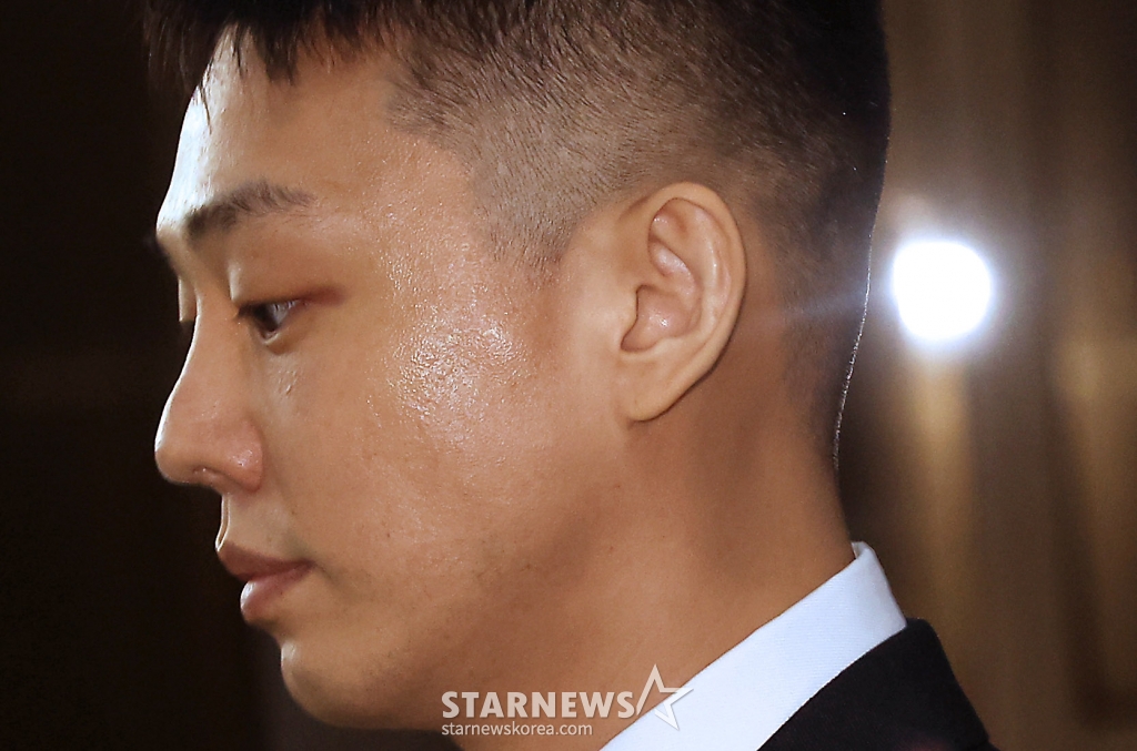 [서울=뉴시스] 김명년 기자 = 상습 마약 투약 혐의로 기소된 배우 유아인(본명 엄홍식)이 24일 오후 서울 서초구 서울중앙지방법원에서 열린 7차 공판에 출석하고 있다. 2024.07.24. kmn@newsis.com /사진=김명년