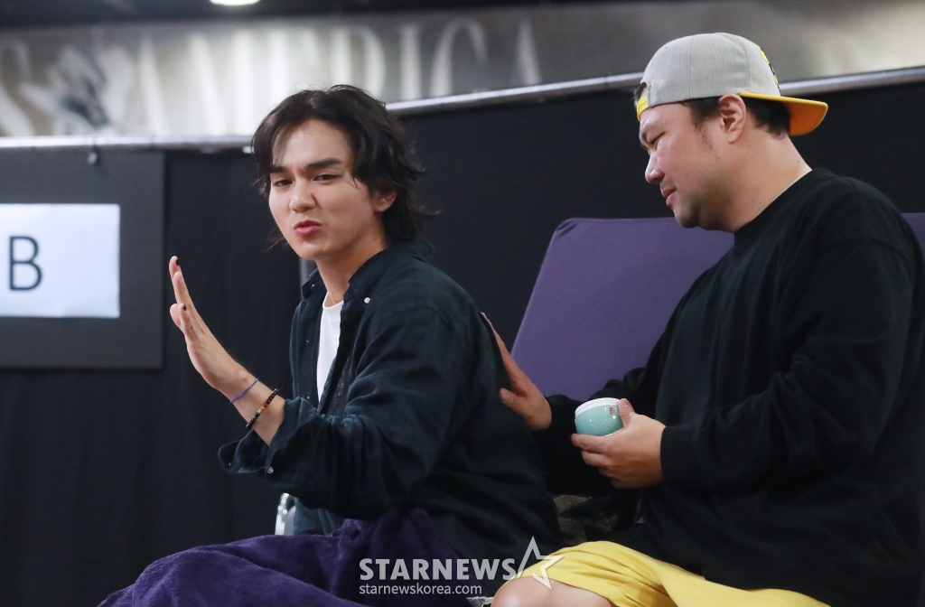 배우 유승호, 태항호가 24일 오후 서울 성신여대 운정그림캠퍼스에서 진행된 연극 '엔젤스 인 아메리카' 연습실 현장 공개 행사에서 열연하고 있다. /2024.07.24 /사진=이동훈