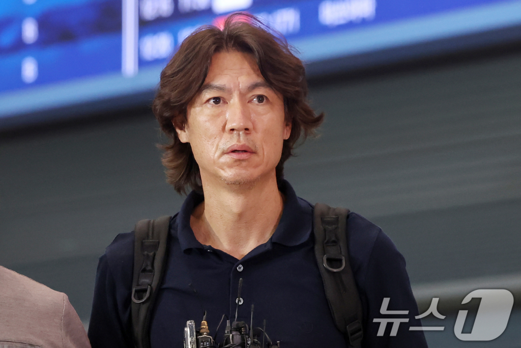 홍명보 대한민국 축구 국가대표팀 감독이 25일 오전 외국인 코치 선임을 위한 유럽 순방을 마친 뒤 인천국제공항을 통해 귀국한 뒤 소감을 밝히고 있다. /사진=뉴스1 제공