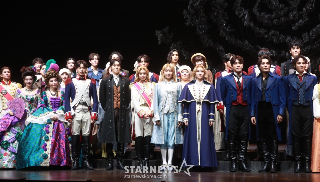 옥주현, 김지우, 정유지, 이해준, 김성식, 박민성, 서영택, 노윤 등 출연배우들이 25일 서울 흥인동 충무아트센터에서 진행된 뮤지컬 '베르사유의 장미' 프레스콜에서 포즈를 취하고 있다. 뮤지컬 '베르사유의 장미'는 이케다 리요코의 만화를 원작으로 EMK와 왕용범 연출, 이성준 작곡가가 함께 만든 대단위 창작뮤지컬이다. /2024.07.25 /사진=이동훈