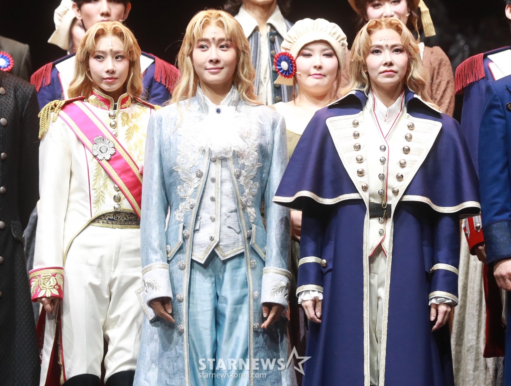 정유지, 옥주현, 김지우 등 출연배우들이 25일 서울 흥인동 충무아트센터에서 진행된 뮤지컬 '베르사유의 장미' 프레스콜에서 포즈를 취하고 있다. 뮤지컬 '베르사유의 장미'는 이케다 리요코의 만화를 원작으로 EMK와 왕용범 연출, 이성준 작곡가가 함께 만든 대단위 창작뮤지컬이다. /2024.07.25 /사진=이동훈