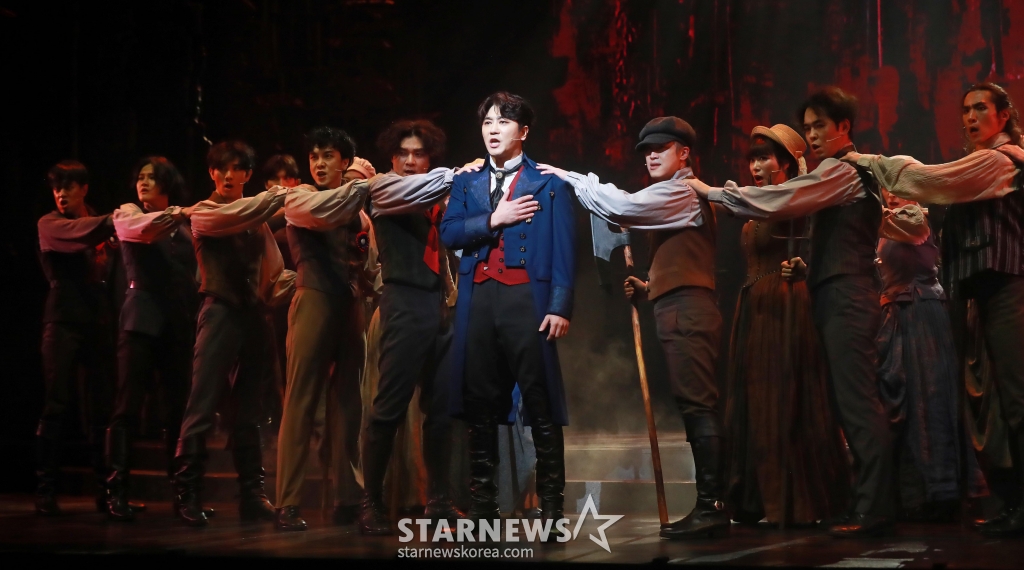 박민성 등 출연배우들이 25일 서울 흥인동 충무아트센터에서 진행된 뮤지컬 '베르사유의 장미' 프레스콜에서 열연하고 있다. 뮤지컬 '베르사유의 장미'는 이케다 리요코의 만화를 원작으로 EMK와 왕용범 연출, 이성준 작곡가가 함께 만든 대단위 창작뮤지컬이다. /2024.07.25 /사진=이동훈