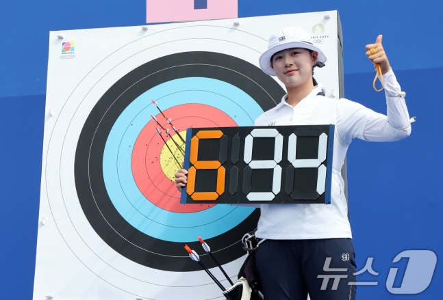 임시현이 25일(한국시간) 프랑스 파리의 레쟁발라드에서 열린 2024 파리 올림픽 양궁 여자부 개인 랭킹라운드에서 세계신기록을 세우고 포즈를 취하고 있다. /사진=뉴스1 제공
