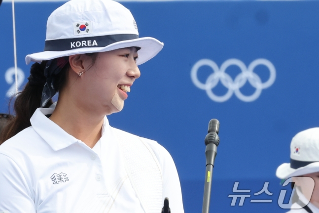 임시현이 25일(한국시간) 프랑스 파리의 레쟁발라드에서 열린 2024 파리 올림픽 양궁 여자부 개인 랭킹라운드에서 미소 짓고 있다. /사진=뉴스1 제공