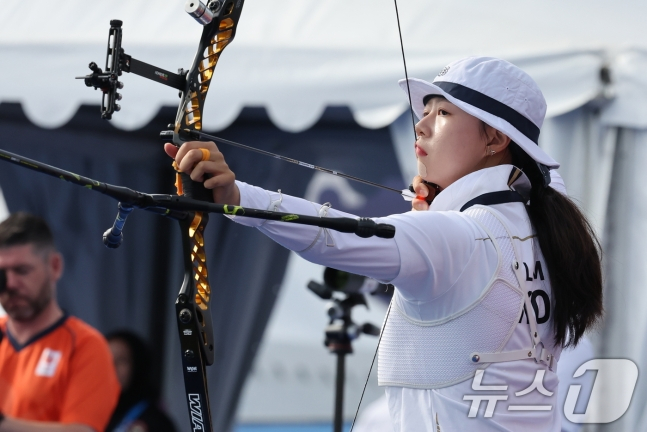 임시현이 25일(한국시간) 프랑스 파리의 레쟁발라드에서 열린 2024 파리 올림픽 양궁 여자부 개인 랭킹라운드에서 과녁을 겨냥하고 있다. /사진=뉴스1 제공