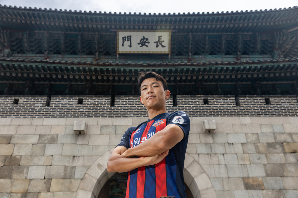 장안문에서 수원FC 공식 입단 사진을 찍은 한교원. /사진=수원FC 제공