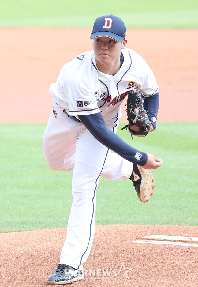 '2024 신한 SOL Bank KBO' 두산-키움전이 25일 서울 잠실야구장에서 열렸다. 두산 선발 시라카와가 역투하고 있다. /사진=김진경 대기자